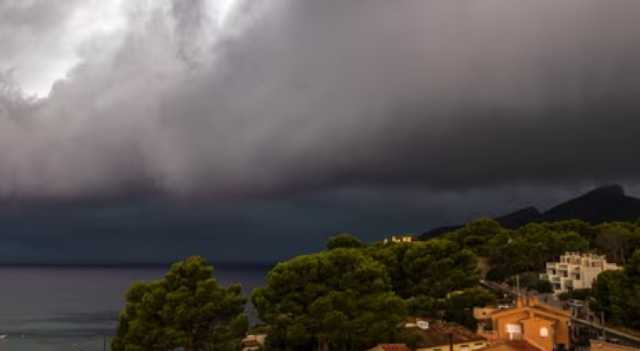 عاصفة قوية تضرب جزيرة مايوركا الإسبانية