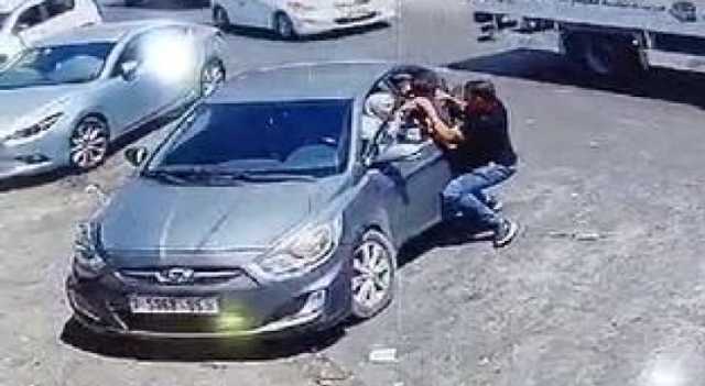 شاب ينقذ طفلا من فم الموت في الخليل