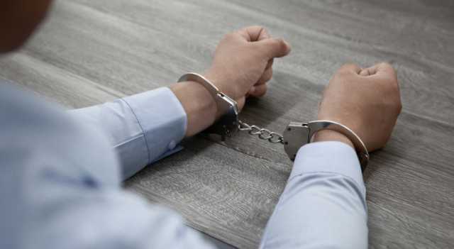 الأمن: القبض على مطلوب خطر جدا ومسلح بحقه 12 طلبا أمنيا منها القتل العمد