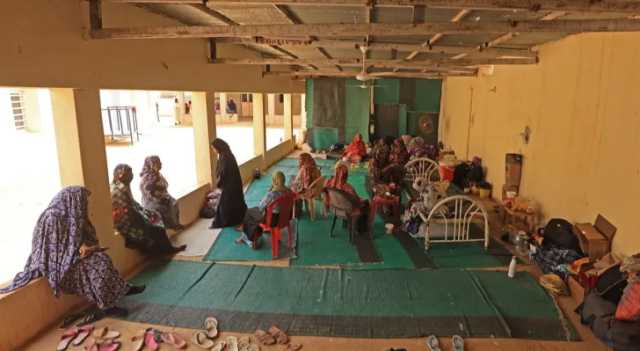 انتظار طويل لنازحين سودانيين فروا من الحرب على حدود مصر