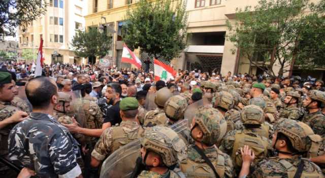اقتحام مدخل البرلمان النيابي من قبل المتظاهرين الغاضبين