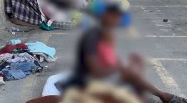 بالفيديو.. شاب أردني يفترش الأرض مع زوجته ويسكن بالشارع العام في عمان