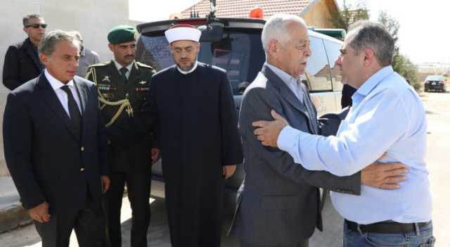 مندوباً عن الملك.. العيسوي يعزي آل أبو غزالة
