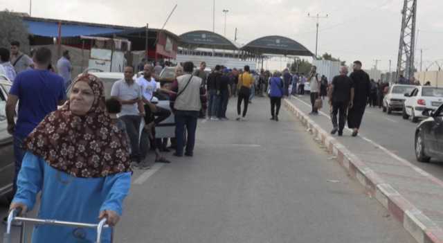 مئات الفلسطينيين من حملة الجوازات الأجنبية يتجمعون أمام معبر رفح