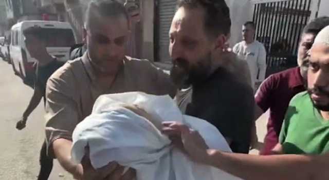 في مشهد يفطر القلوب.. فتى يأخذ شعرا ذكرى من شقيقه الشهيد