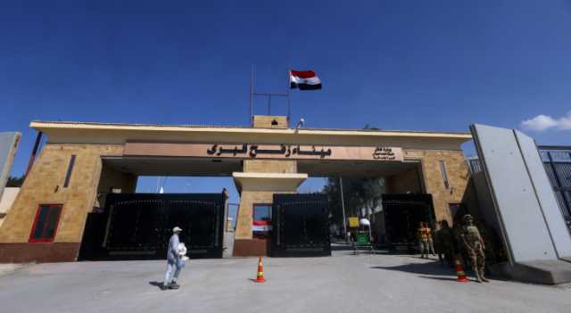 فلسطينيون عند معبر رفح بانتظار فتحه
