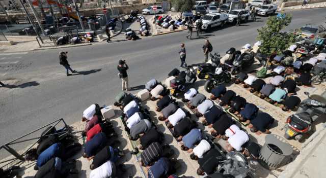 إجراءات مشددة.. 5500 مصلٍ فقط أدوا صلاة الجمعة في الأقصى - صور