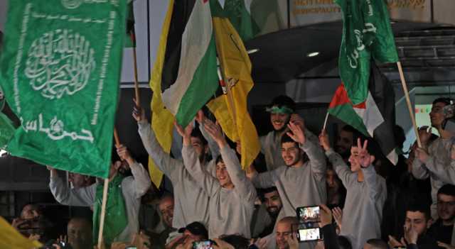 إعلام عبري: تسليم قائمة الأسرى الفلسطينيين المفرج عنهم الأحد لإدارة السجون
