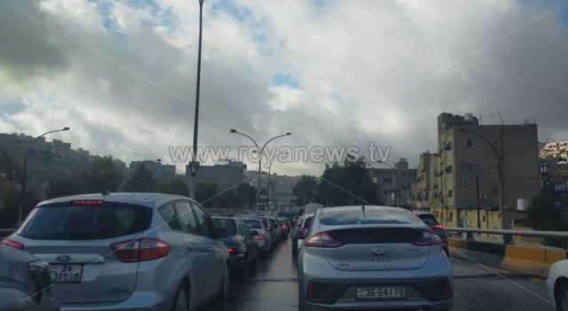 ازدحامات مرورية خانقة في شوارع بالعاصمة عمان