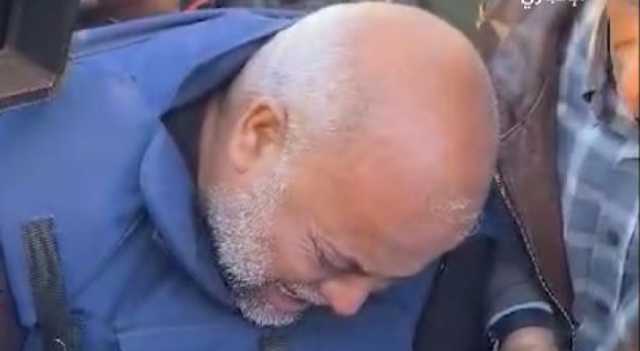 مشهد مؤثر.. وائل الدحدوح يبكي زميله أبو دقة في وداعه الأخير