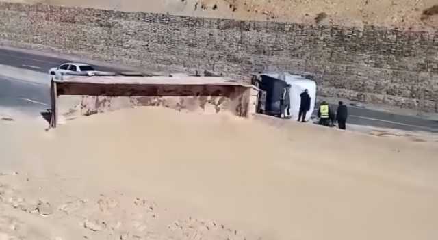 باتجاه العقبة.. حادث انقلاب شاحنة على طريق النقب
