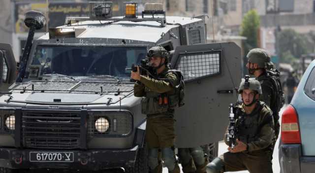الاحتلال يعتقل 30 فلسطينيا في الضفة الغربية