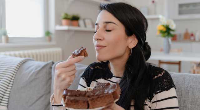 طعام غير منضبط.. دراسة تكشف سبب رغبة السيدات الشديدة في تناول السكريات
