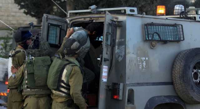 قوات الاحتلال تعتقل أسيرا سابقا من قلقيلية وتداهم منازل في أريحا