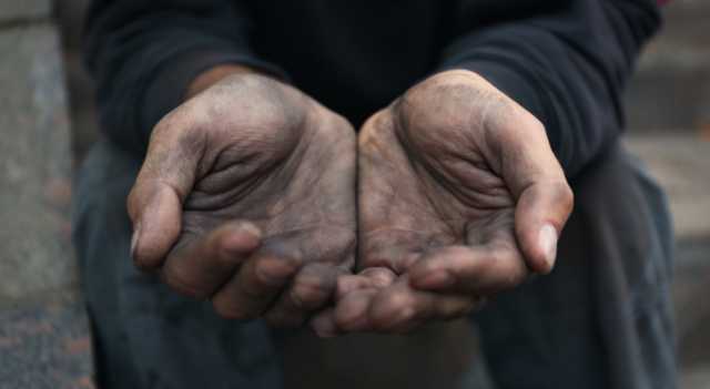 اتجار بالبشر.. السجن 7 سنوات لأب عنف طفليه وزجّهما بالتسول في عمان
