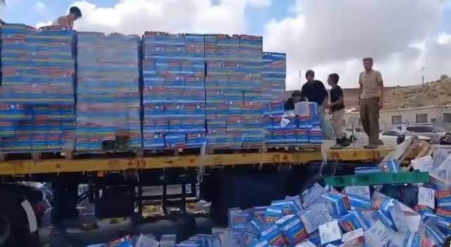 إعلام فلسطيني: مستوطنون يهاجمون شاحنات مساعدات عند حاجز ترقوميا - فيديو