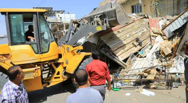 حملة لإزالة البسطات والتعديات على الأرصفة في مخيم الوحدات