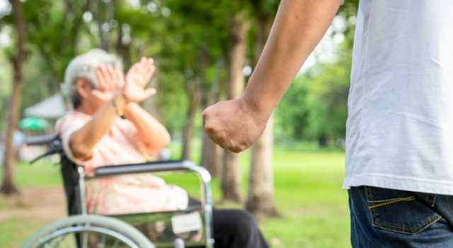 الحبس عام ونصف لشاب عض والدته وضربها حتى فقدت الوعي في الأردن