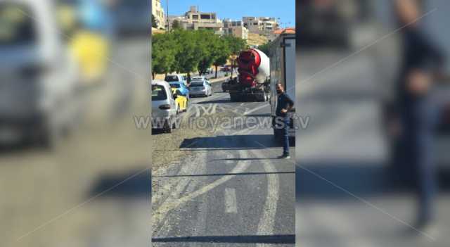 عدسة رؤيا ترصد سكب حمولة إسمنتية على الشارع العام في كوريدور عبدون