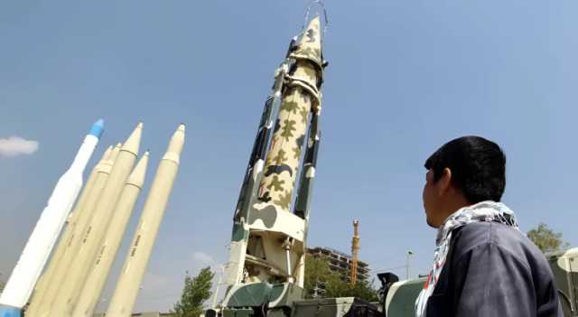 الحوثيون يدخلون صاروخًا جديدًا للخدمة ويضربون أهدافًا للاحتلال