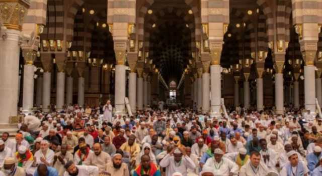 ضيوف الرحمن يؤدون صلاة الجمعة بالمسجد النبوي قبيل أداء شعيرة الحج