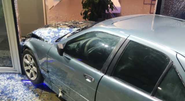 دون سائق.. مركبة تقتحم أحد المحال في مرج الحمام