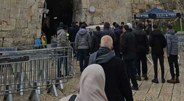 الاحتلال يمنع الفلسطينيين من الوصول إلى المسجد الأقصى