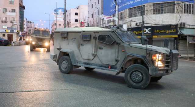 قوات الاحتلال تحاصر مباني جنوبي نابلس وتنصب حواجز عسكرية
