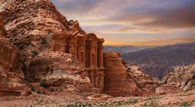 تراجع عدد زوار البترا وخسائر فادحة بقطاع الفنادق بالأردن - تقرير