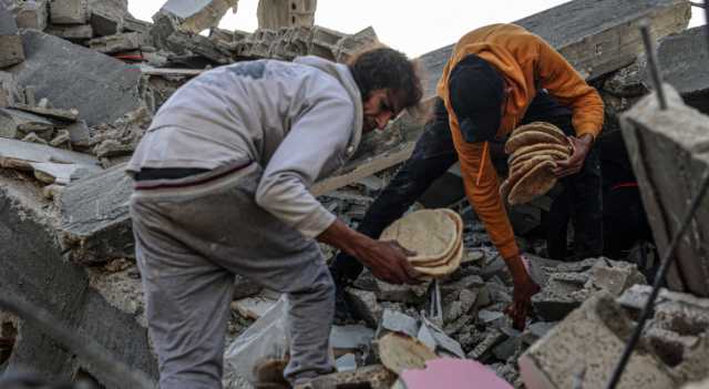 في غزة.. يحرر الناس خبزا ملطخا بالدماء من تحت الركام
