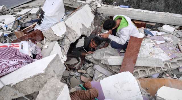 شهداء وجرحى جراء استهداف الاحتلال مستودعا للمساعدات في قطاع غزة