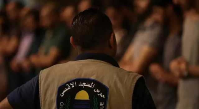 حراس المسجد الأقصى يكتشفون مستوطنا مسلحا ومستوطنة حاولا الدخول للأقصى