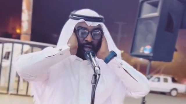 شاب يلفت الأنظار بسبب الشبه الكبير بين صوته وصوت مؤذن الحرم المكي – فيديو