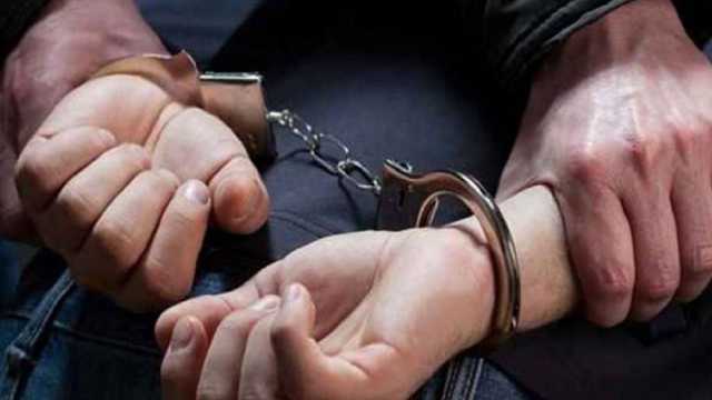 لحظة ضبط سكران قاد باص محمل بـ1200 زجاجة خمر في الكويت..فيديو