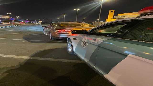 ضبط قائد مركبة وقف في منتصف الطريق وعرقل حركة السير بعسير