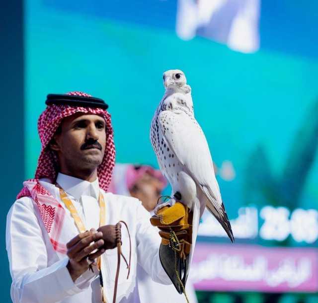 بيع أغلى صقر في مزاد الرياض بـ 550 ألف ريال .. فيديو