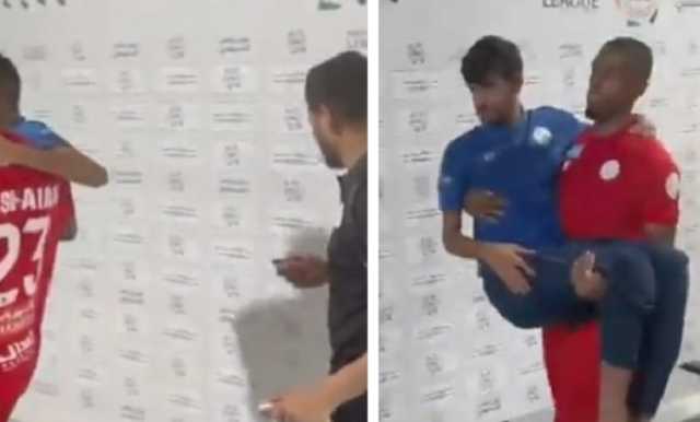 حارس الأخدود يحمل زميله المصاب بعد مباراة ‎الأهلي .. فيديو