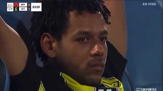 دموع رومارينهو في مباراة الاتحاد والرياض.. فيديو