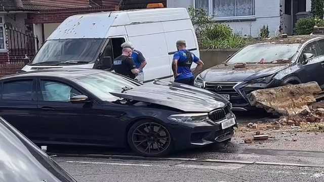 حادث خطير يتعرض له لاعبو غيلينغهام الإنجليزي.. صور