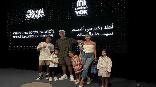 رونالدو وجورجينا رفقة أطفالهما بالسينما..فيديو