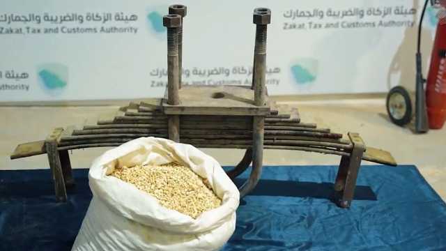 إحباط محاولة تهريب 143 ألف حبة كبتاجون مخبأة في إحدى الشاحنات .. فيديو