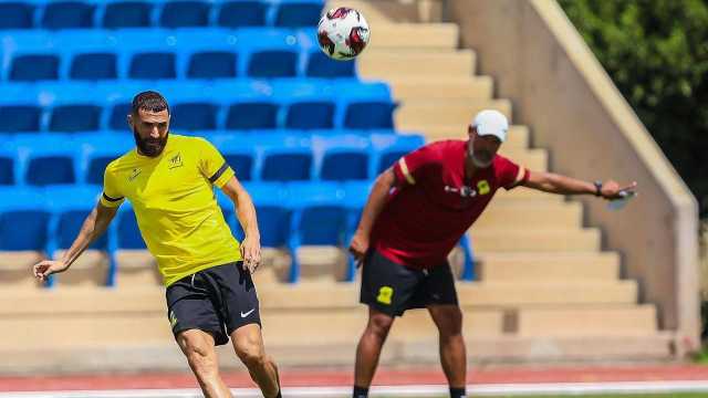 كريم بنزيما في خلاف مع مدربه بسبب طريقة اللعب