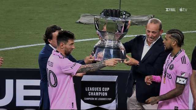 ميسي يشارك فريقه الاحتفال ويرفض استلام الكأس وحده .. فيديو