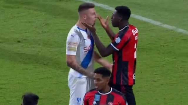 لحظة طرد لاعب الهلال سافيتش ..فيديو