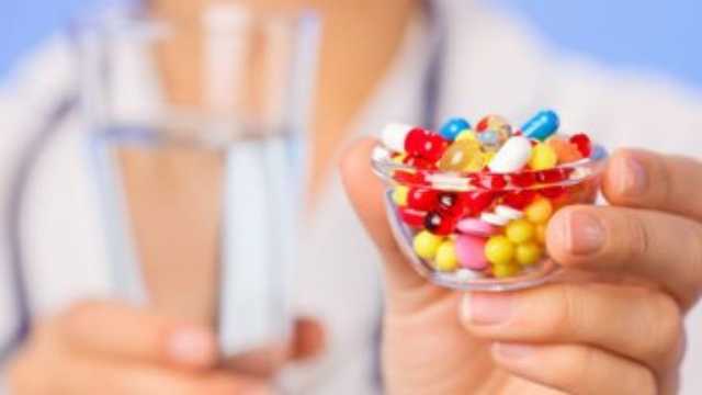 استشاري باطنة يكشف مخاطر الإفراط في تناول المضادات الحيوية.. فيديو