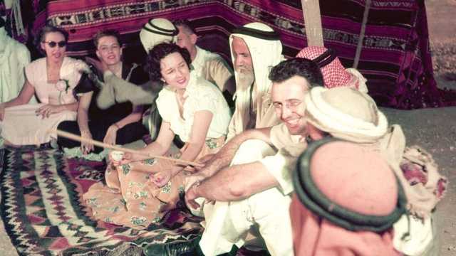 مدير العلاقات العربية لدى أرامكو وزوجته في المنطقة الشرقية قبل 74عامًا..صورة