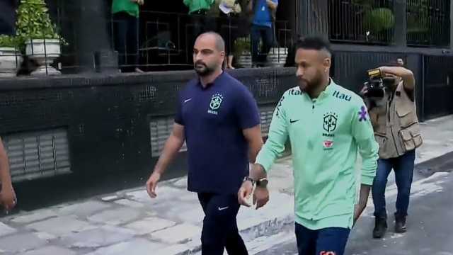 نيمار يُلقي التحية على الجماهير البرازيلية بعد الفوز على بوليفيا .. فيديو