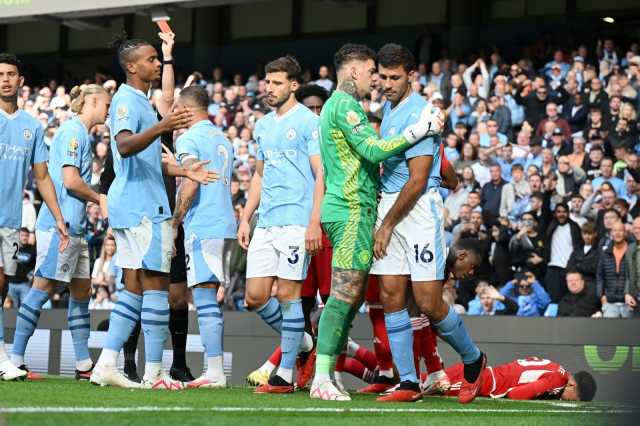 لاعب مانشستر سيتي يخنق لاعب نوتنغهام..فيديو