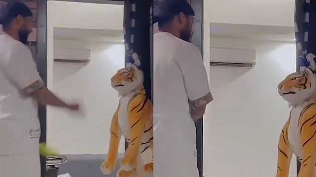 مشجع اتحادي يضرب دمية على شكل نمر ويحدثها: كم مرة قولت لك ما تقدر للهلال .. فيديو