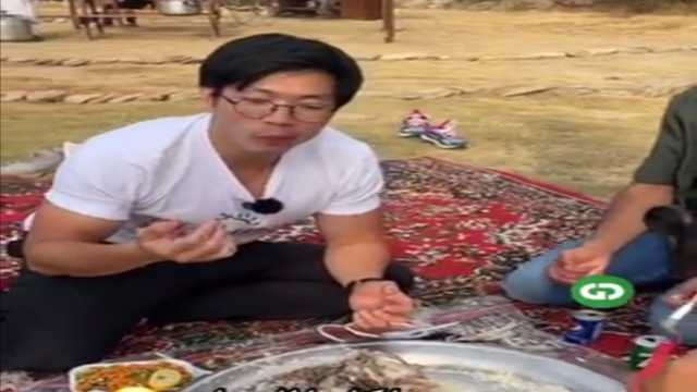 ردة فعل سياح يجربون أكل لسان الخروف في المملكة .. فيديو